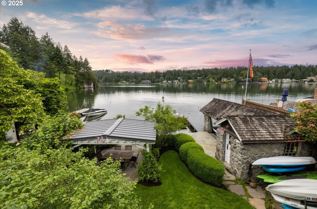 QUINTESSENTIAL OSWEGO LAKE COTTAGE